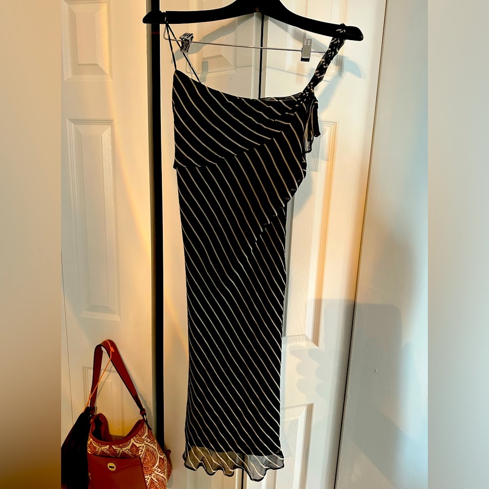 Sexy, black dress Sleeveless Strappy Modest neckline & length Silk &chiffon slip